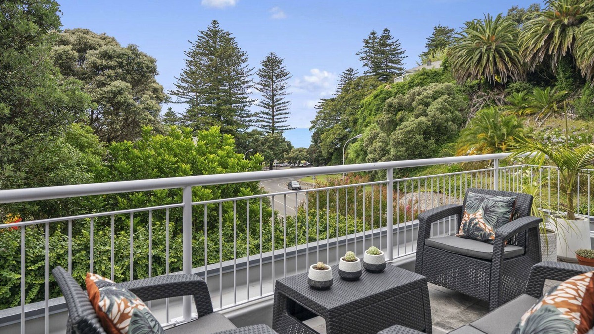 Bluff Hill House | Hillcrest Hideaway - Napier Holiday Apartment