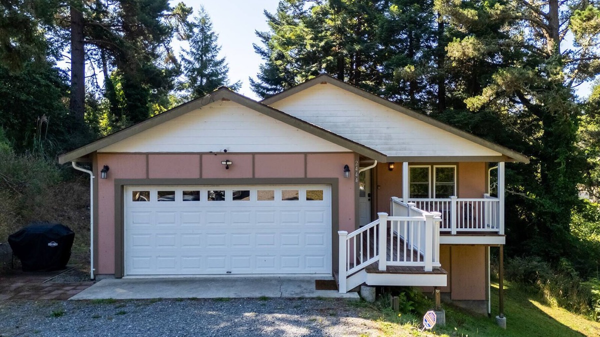 Humboldt Hill House | 🏡 Hillcrest Hideaway- Tucked Away Cozy Comfort and Convenience 🌳