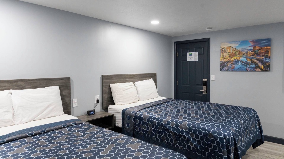 Hillsboro Hotel | Hillsboro Inn & Suites
