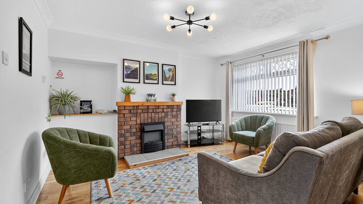 Hillsborough House | Hillsborough spacious house, garden & parking by StayByNumbers