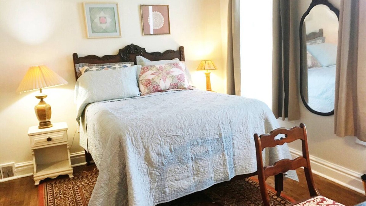 Hillsdale House | Hillsdale Victorian Studio w kitchenette Wifi TV , Queen Bed and Twin Bed