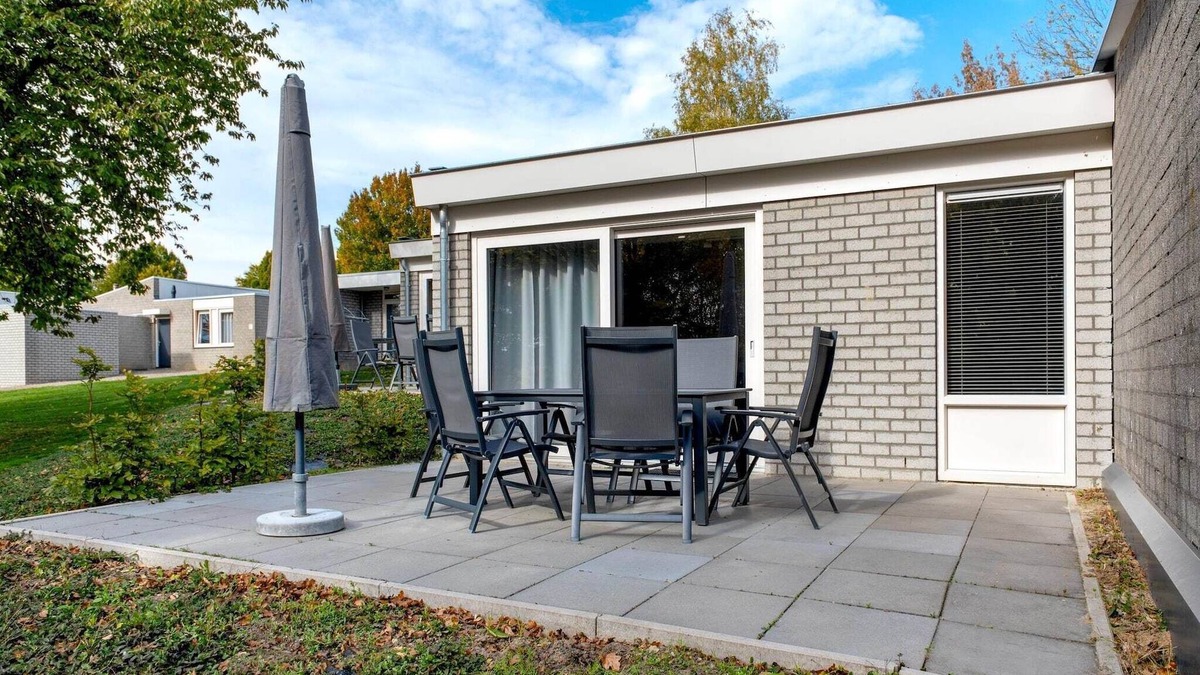 Strucht House | Hillside Bungalow w/Garden