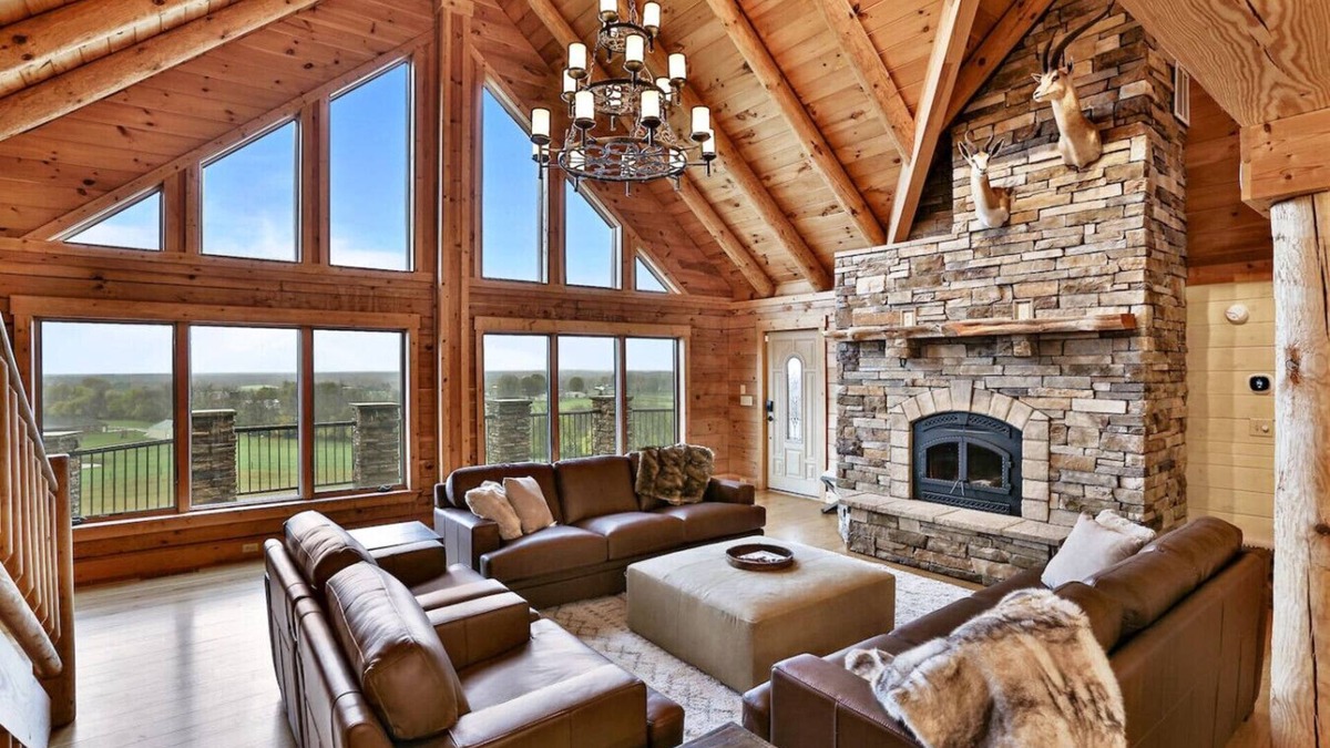 Shelbyville Cabin | Hillside Cabin w/Slps 20+ 11BD 3BA Fireplace & Hot Tub