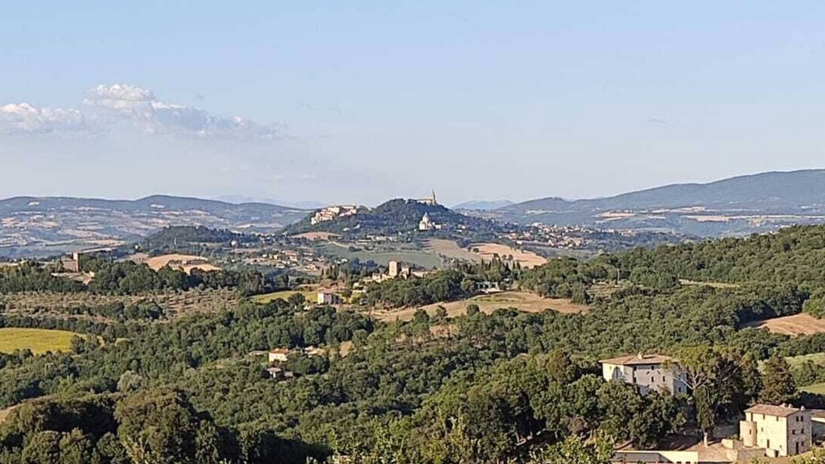 Acqua Loreto Villa | Hillside Cottage with Exquisite Picture Postcard View of Todi