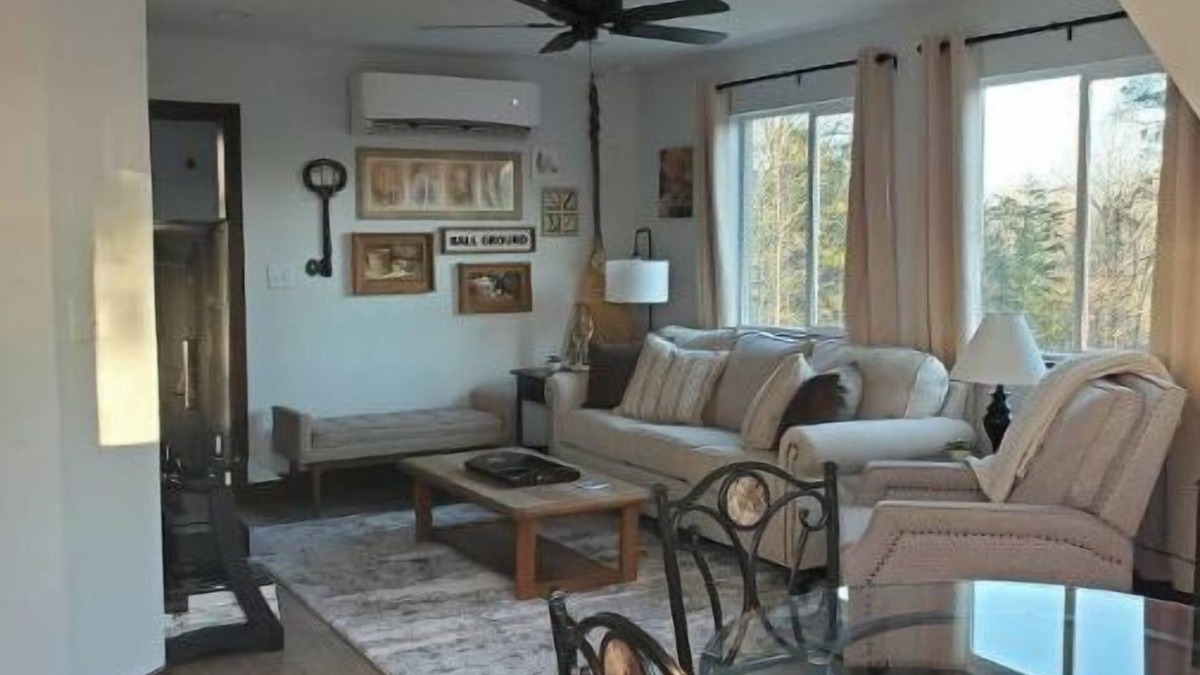 Ball Ground House | Hillside guesthouse- 4 guests, 1 relaxing time