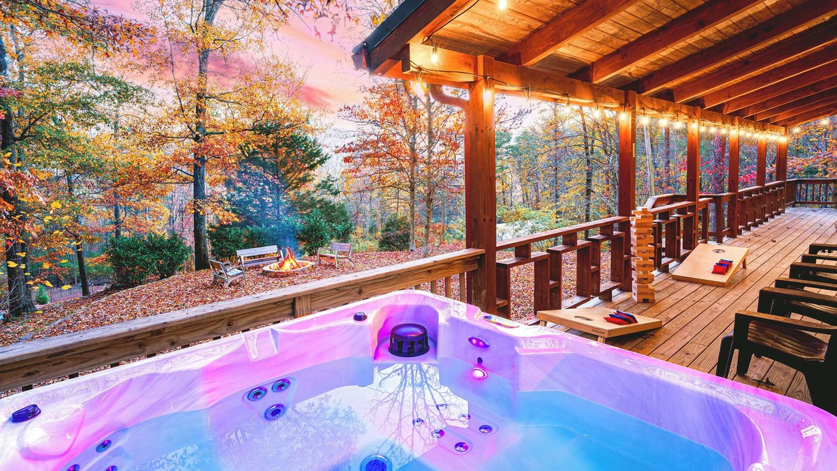 Whiteside Cabin | Hillside Haven | Luxe Hot Tub | Cornhole | Jenga