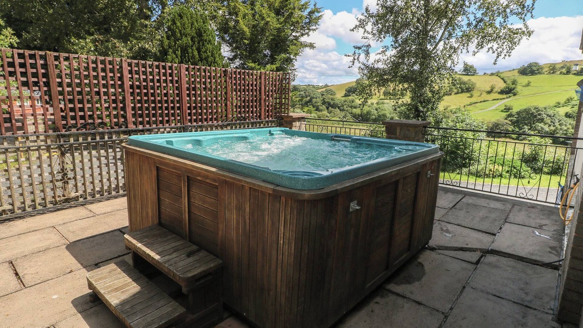 Tirabad Cottage | HILLSIDE LODGE, pet friendly, character holiday cottage in Newtown