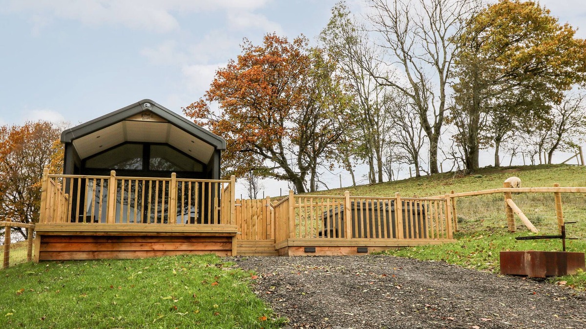 Llandrindod Wells Cottage | HILLSIDE LODGE, with hot tub in Rhayader
