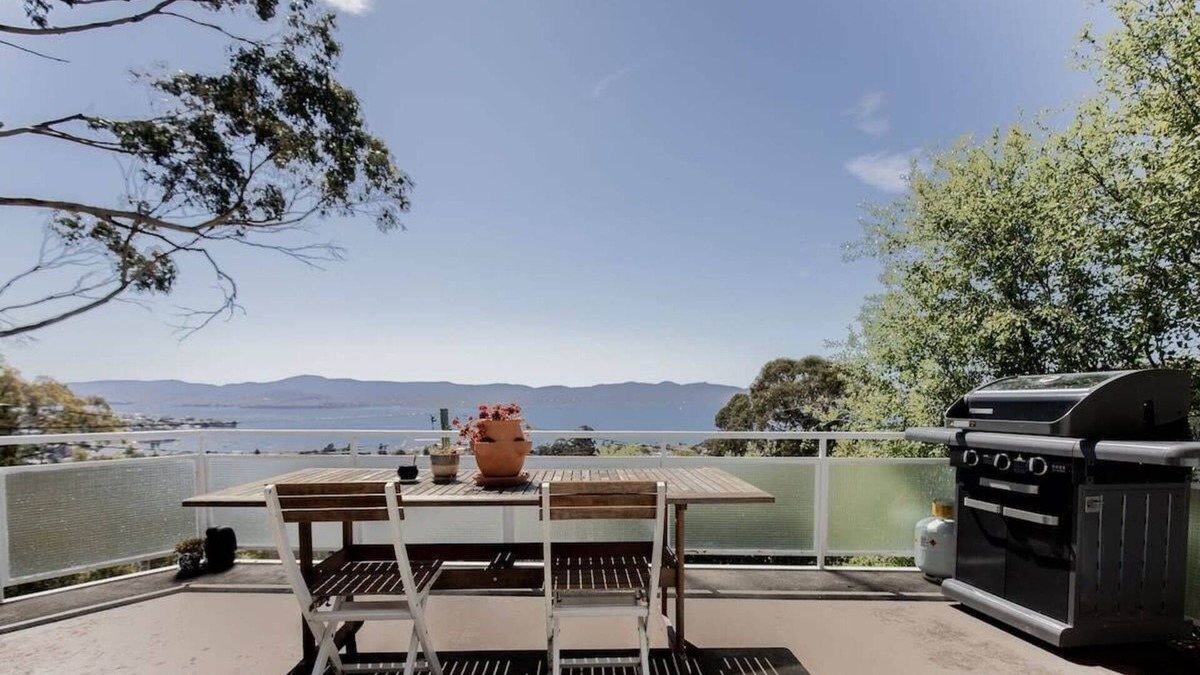 Mount Nelson House | Hillside Retreat in Hobart