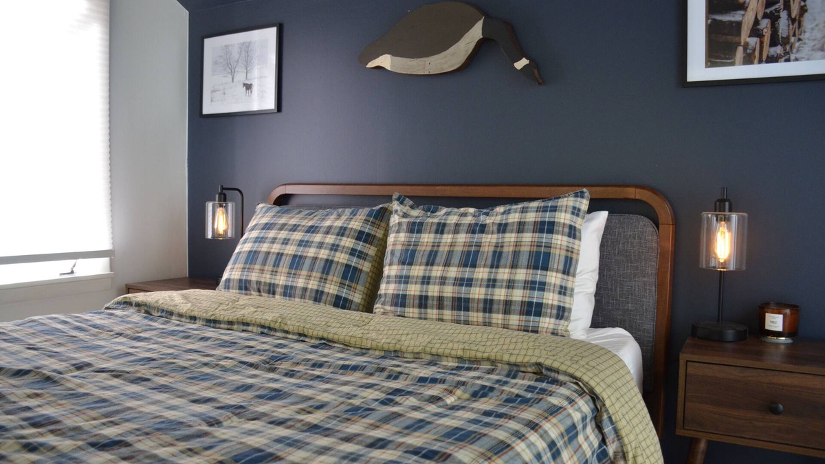 Waterford House | Hillside Retreat: Cozy Getaway Near the Peaks