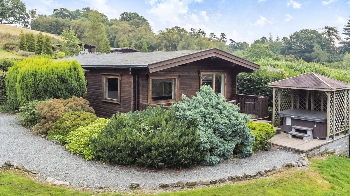 Rhayader Cottage | HILLSIDE VIEW, pet friendly, with hot tub in Rhayader