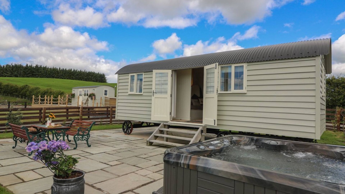 Rhayader Apartment | Hillside View Shepherds Hut Sleeps 2