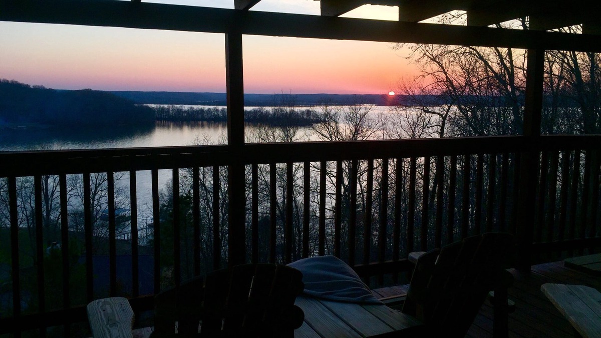 Waverly House | Hilltop cozy house overlooking Kentucky lake with access to load boat sleeps 10