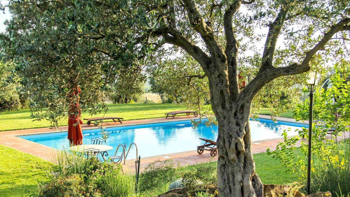 Magliano in Toscana Villa | Hilltop farmhouse with pool and sea view