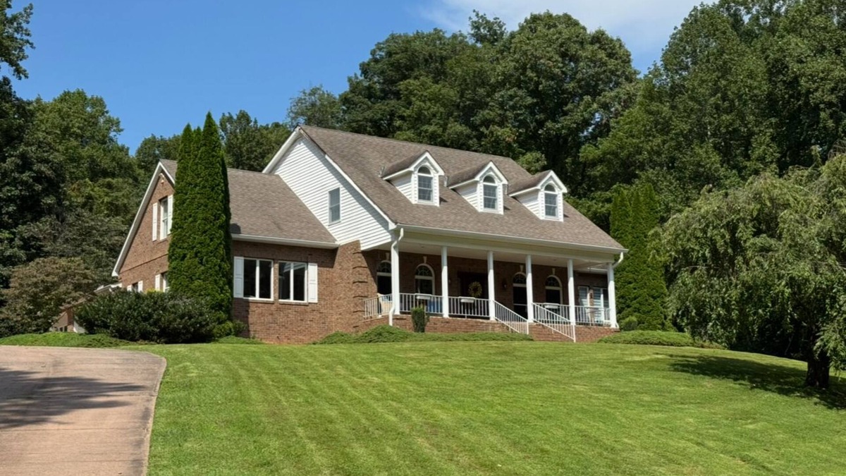 Fairview House | Hilltop Haven-Spacious 6-bedroom house sleeps 10 with pool table near Asheville