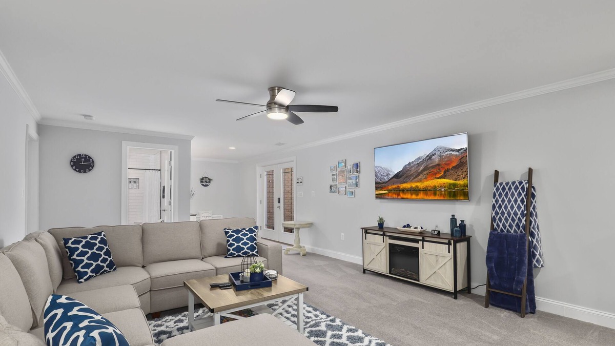 Lakeview Apartment | Hilltop Haven1-King bed basement apartment w/ full kitchen w/ FAST Wi-Fi.