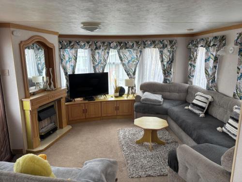 Penparcau Resort | Hilltop Hideaway 2 Bed Caravan with Panoramic Town Scenery in Aberystwyth Holiday Village F8