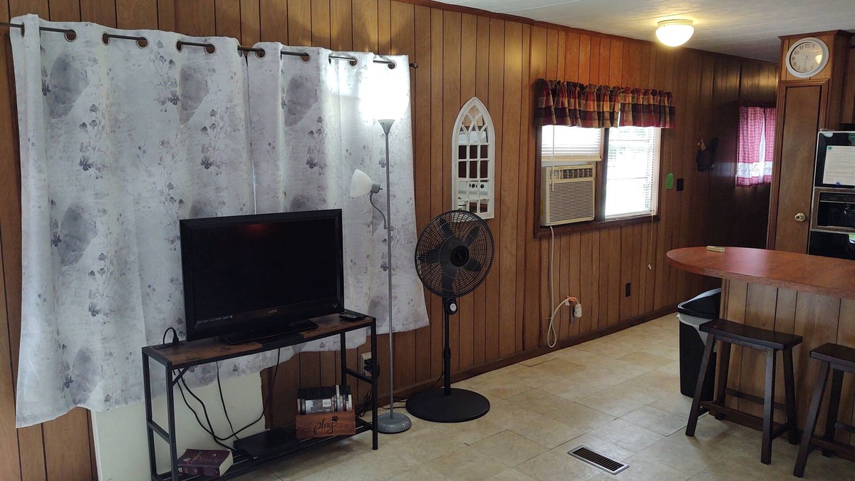 Bronson House | Hilltop Hideaway is a Spacious, Farmhouse style Mobile Home-Lake Sam Rayburn, TX