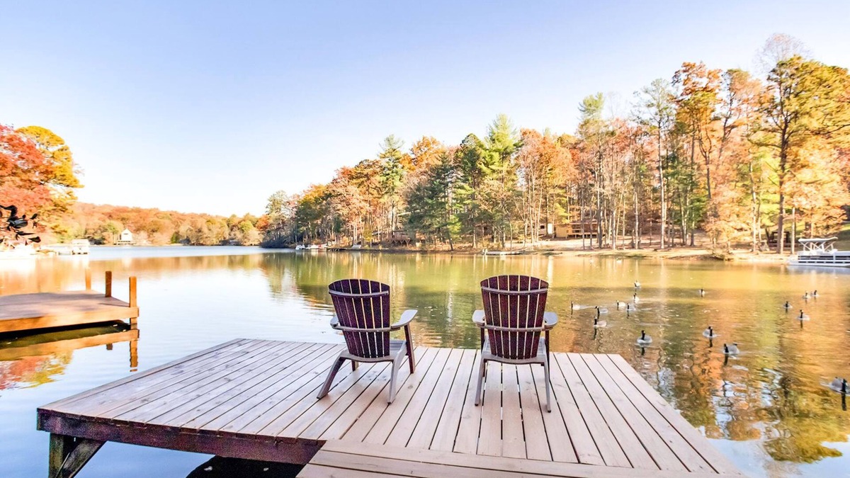 Tallassee Cottage | Hilltop Hideaway: Lakefront Cottage in the Smoky Mountains