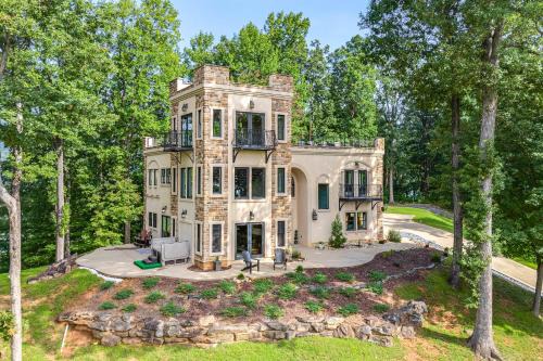 Lynn House | Hilltop Home with Hot Tub and Views Blue Ridge Mtn