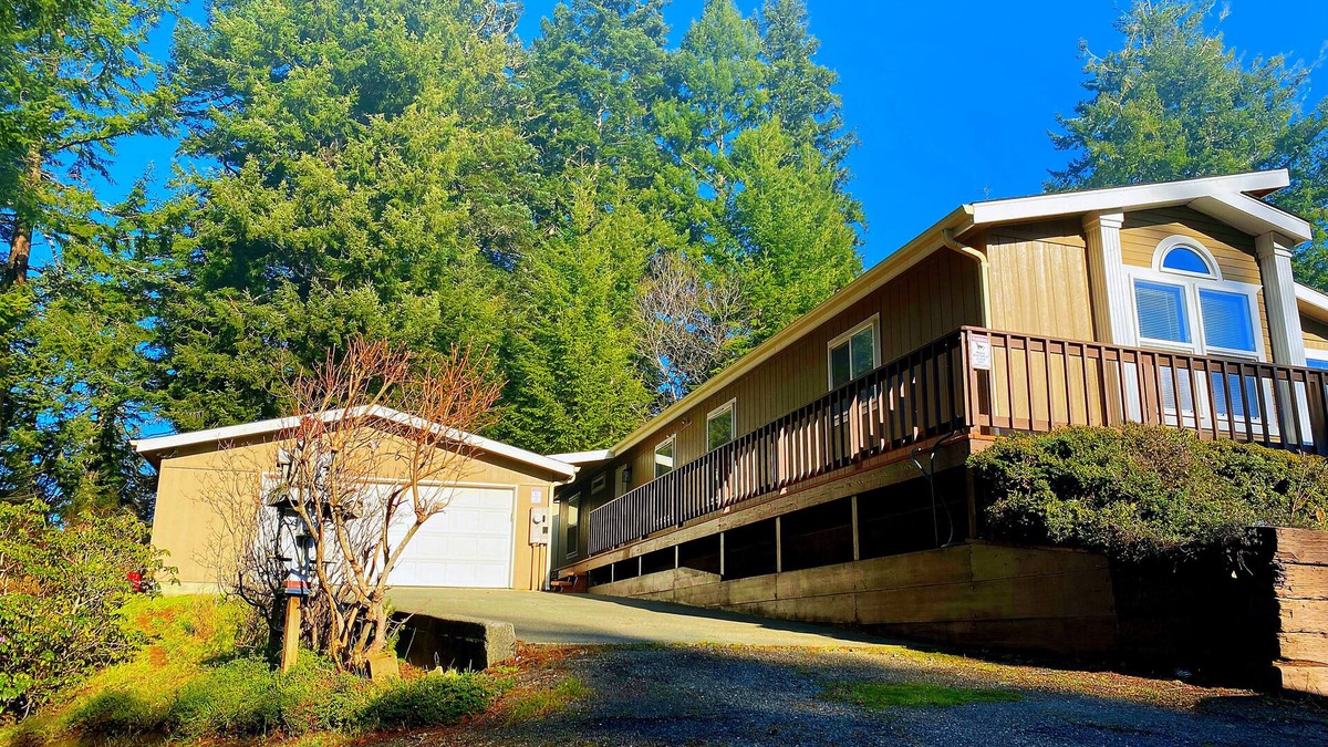 Lakeside House | Hilltop House Lakefront With Lakeviews
