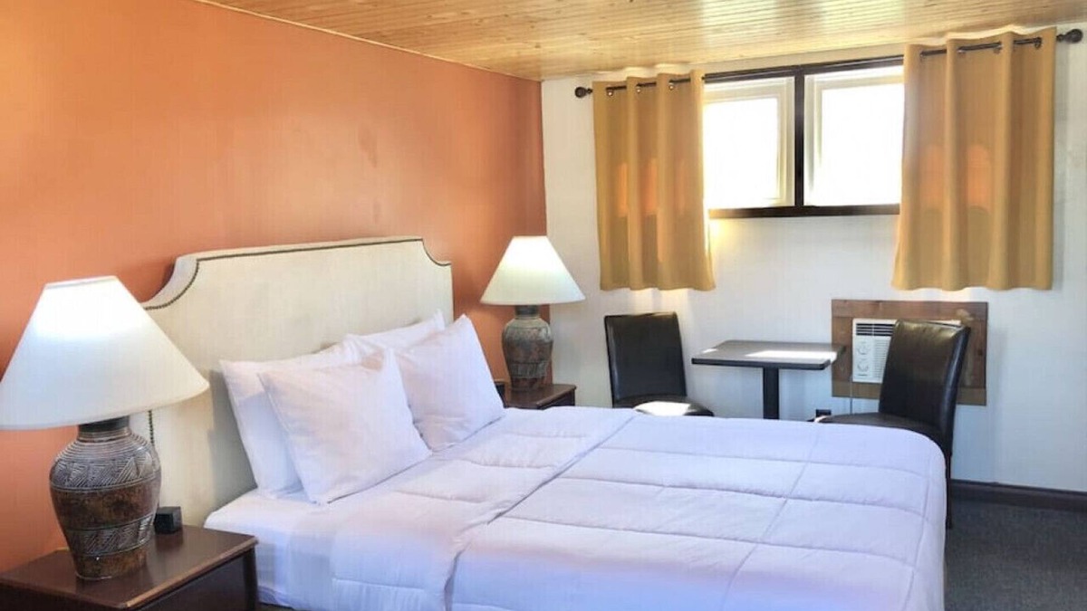 International Falls Cabin | Hilltop Lodge Standard Queen - Room 105