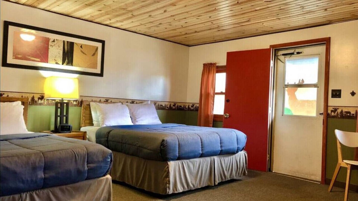 International Falls Cabin | Hilltop Lodge Standard Double - Room 107
