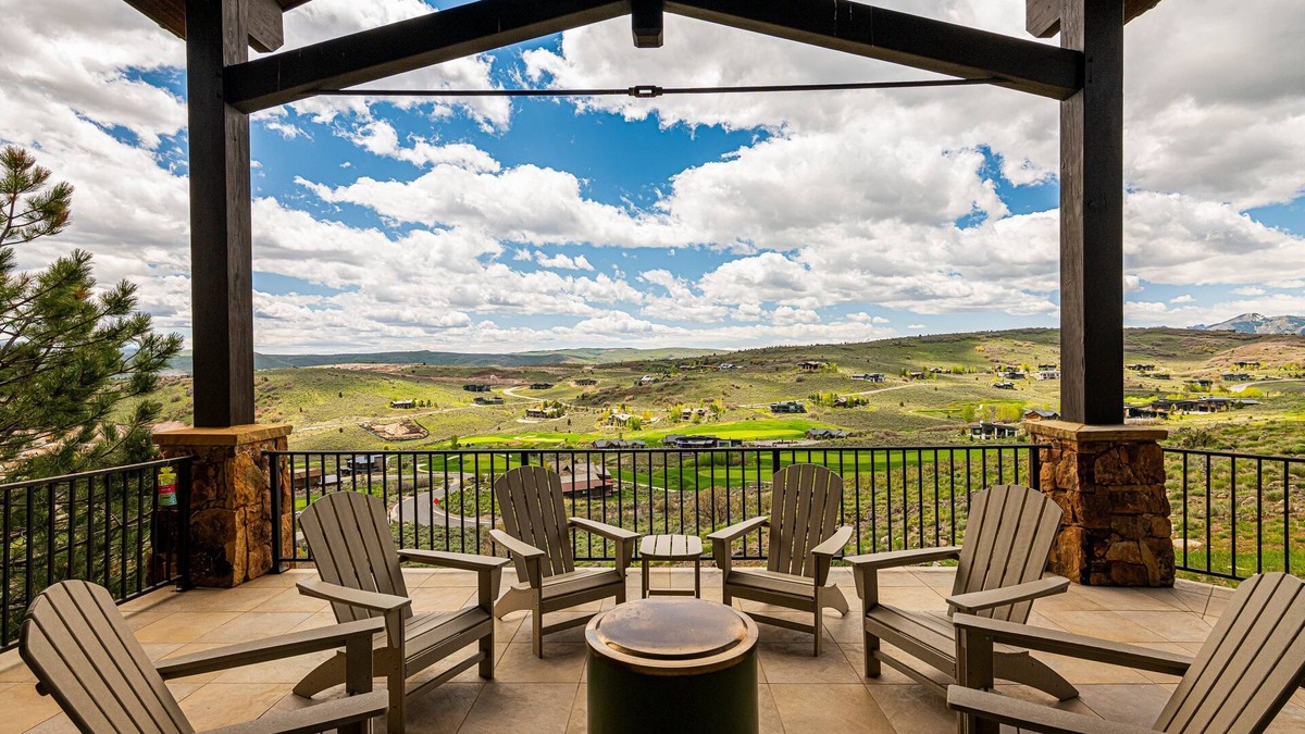 Tuhaye House | Hilltop Luxury with Views, Privacy & Hot Tub, 30-Day Retreat in Gated Community