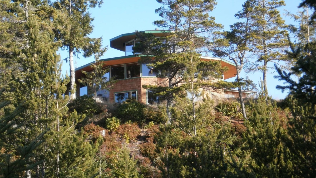 Florence House | Hilltop ocean view round house