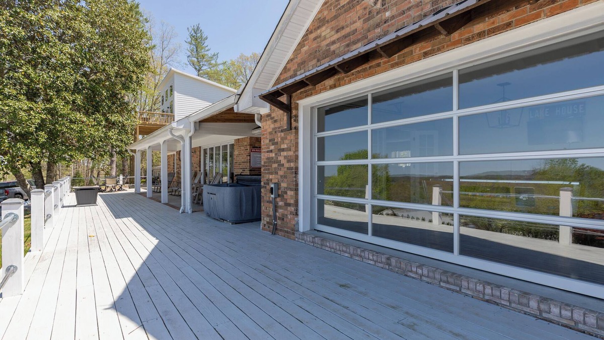 Smithville House | Hilltop Retreat THE BEST VIEW- pool table and game room , hot tub, free weights
