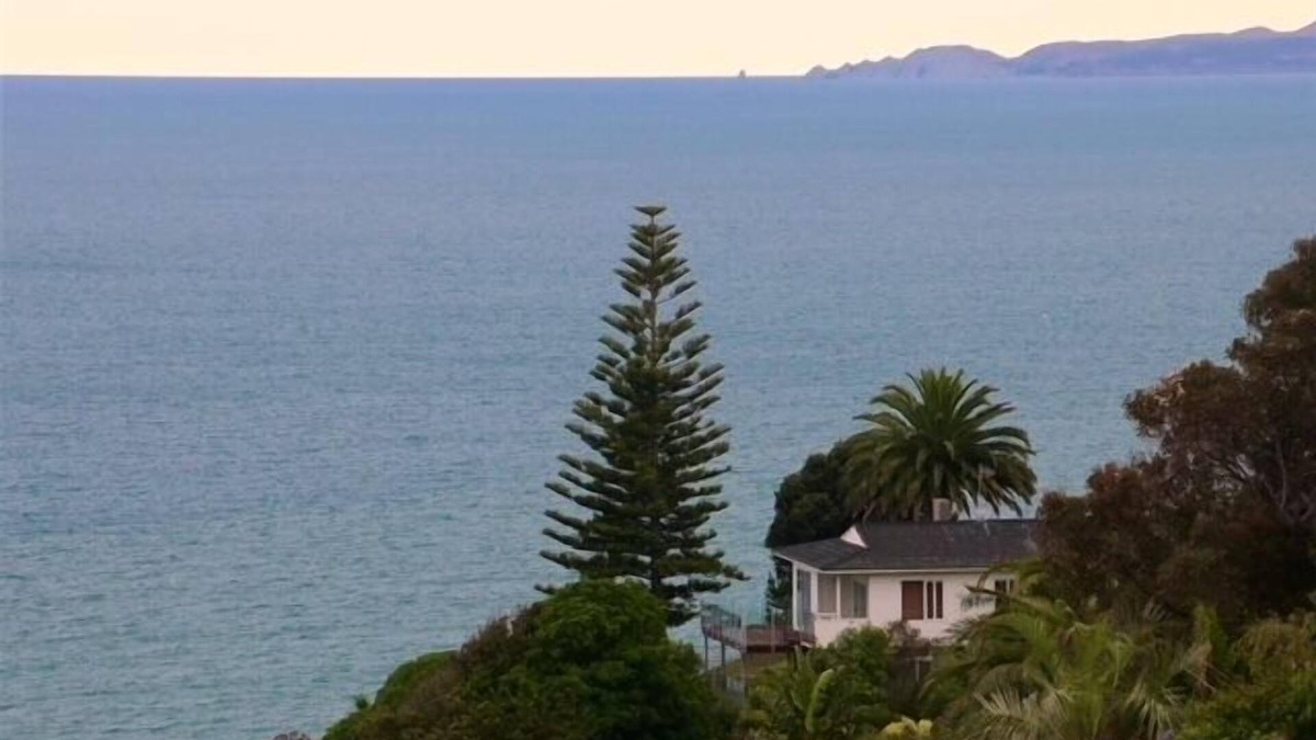 Bluff Hill House | Hilltop Views - Bluff Hill Holiday Home