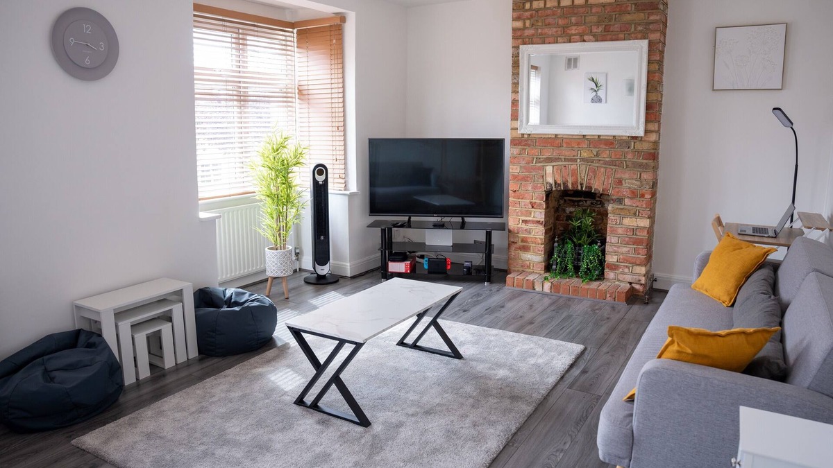 London Borough of Bromley Apartment | Hillview Modern 3 Bed Bromley, Chislehurst House