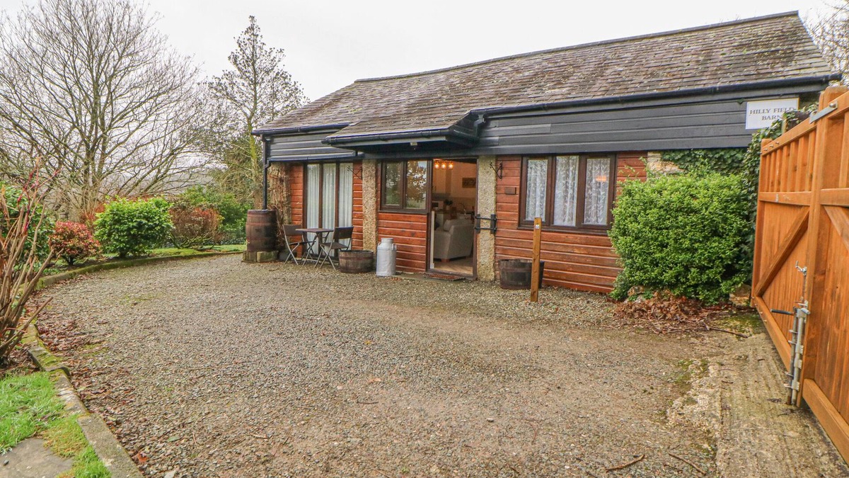 Morwellham Cottage | HILLY FIELD BARN, pet friendly, with a garden in Yelverton
