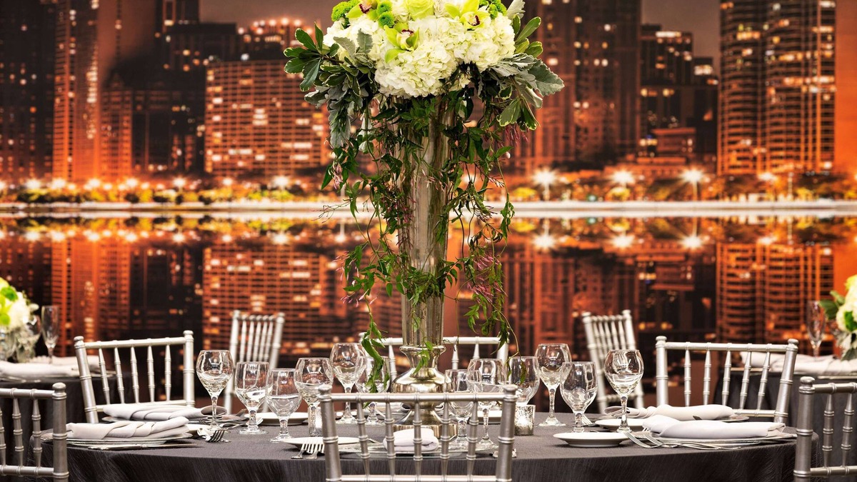 Near North Side Hotel | Hilton Chicago/Magnificent Mile Suites