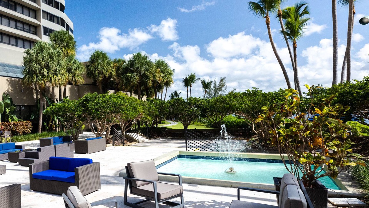 Ludlam Hotel | Hilton Miami Airport Blue Lagoon