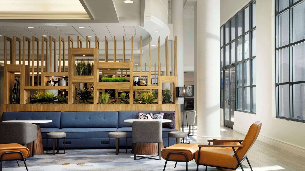 Kenner - Louis Armstrong International Airport Hotel | Hilton New Orleans Airport