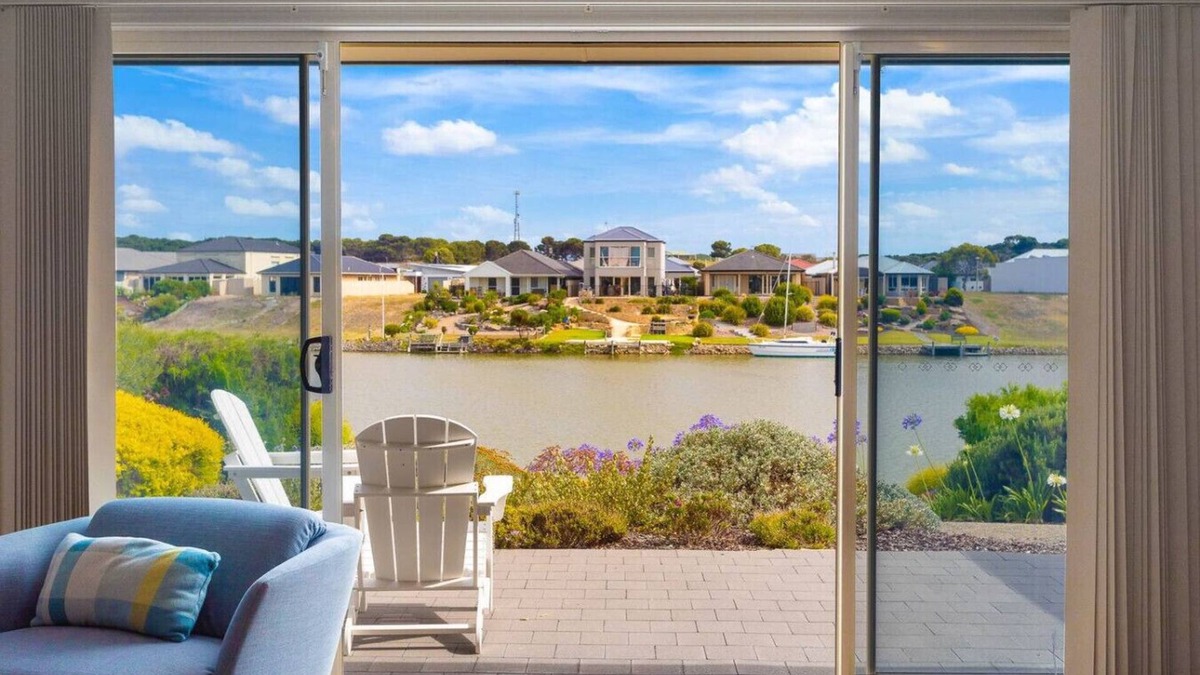 Nangkita House | Hindmarsh Island - Pelicans on Parade