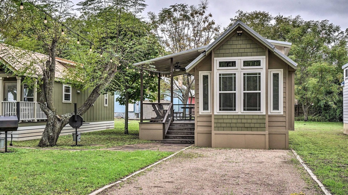 Staples Cabin | Hip Cabin w/Deck by San Marcos River!
