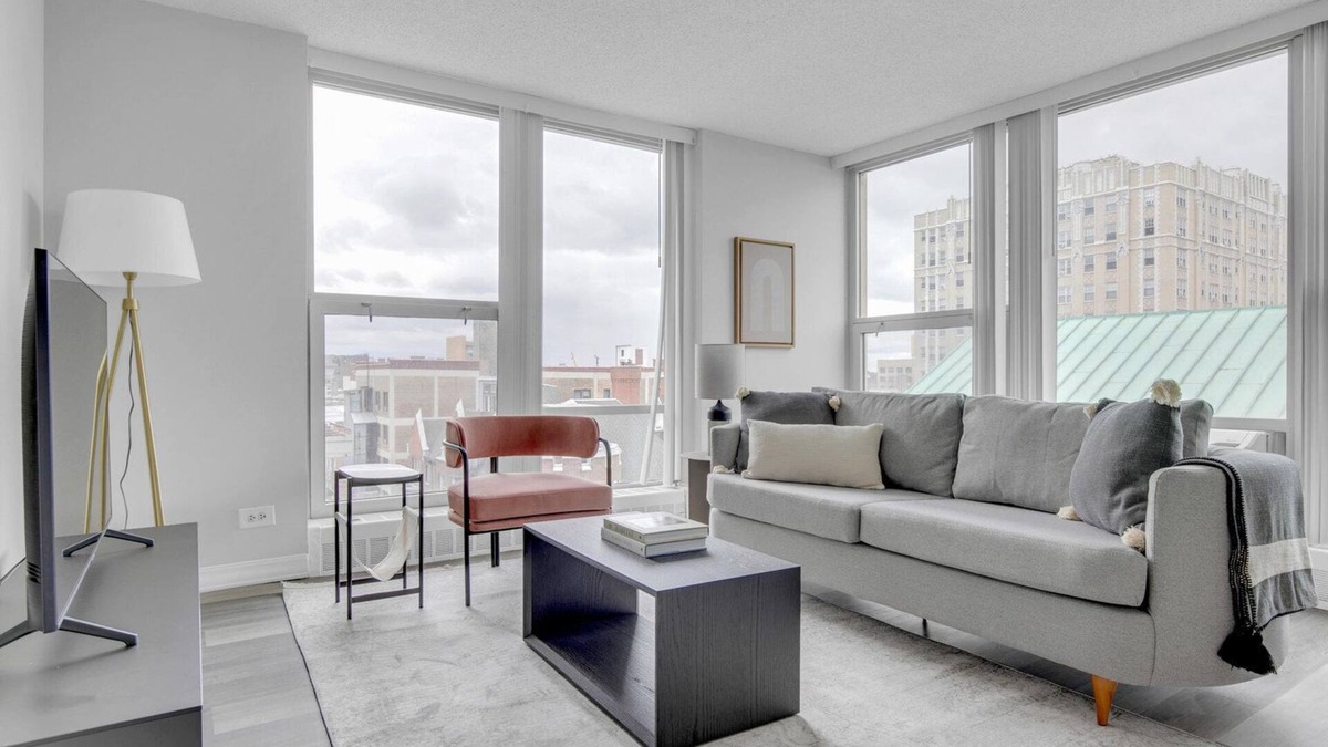 Edgewater Beach Apartment | Hip Edgewater Studio w/Gym, Deck & Lounge, 5 blocks to L, by Blueground