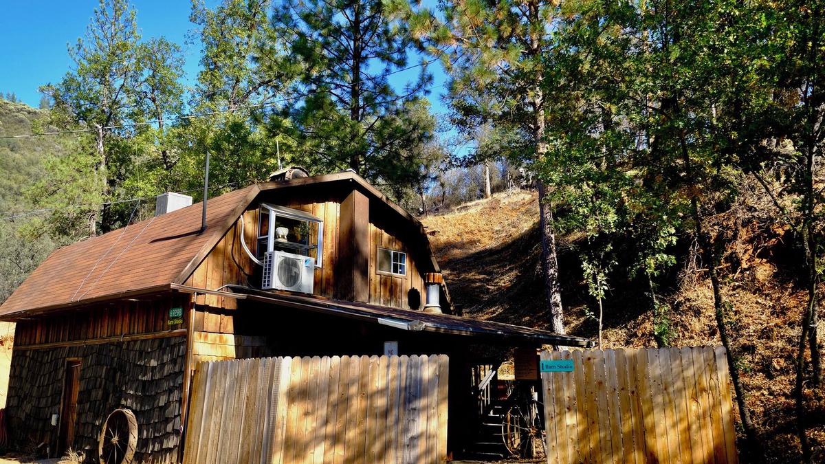 Midpines Cottage | Hippie Barn Studio in upper floor near Highway 140 towards Yosemite