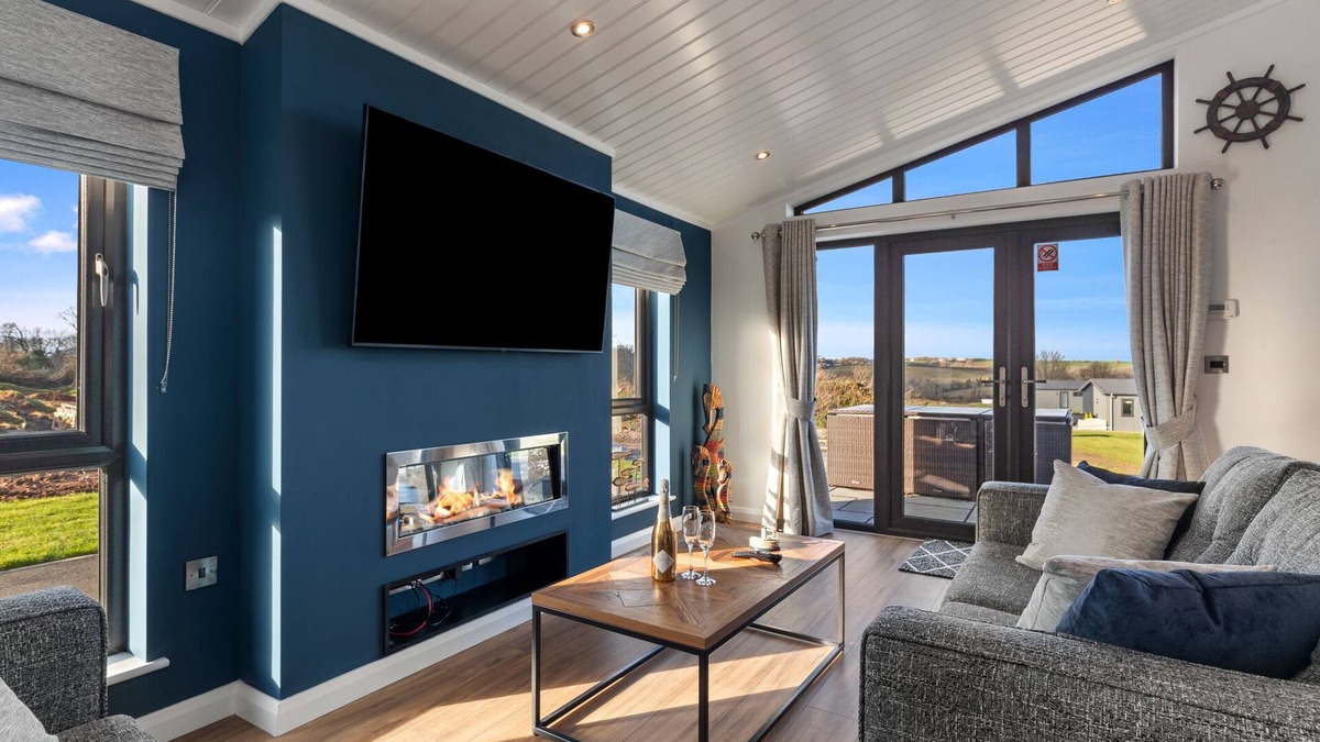 Penally Ski Chalet | Hiraeth - Luxury Lodge, Hot Tub, Close to Beach