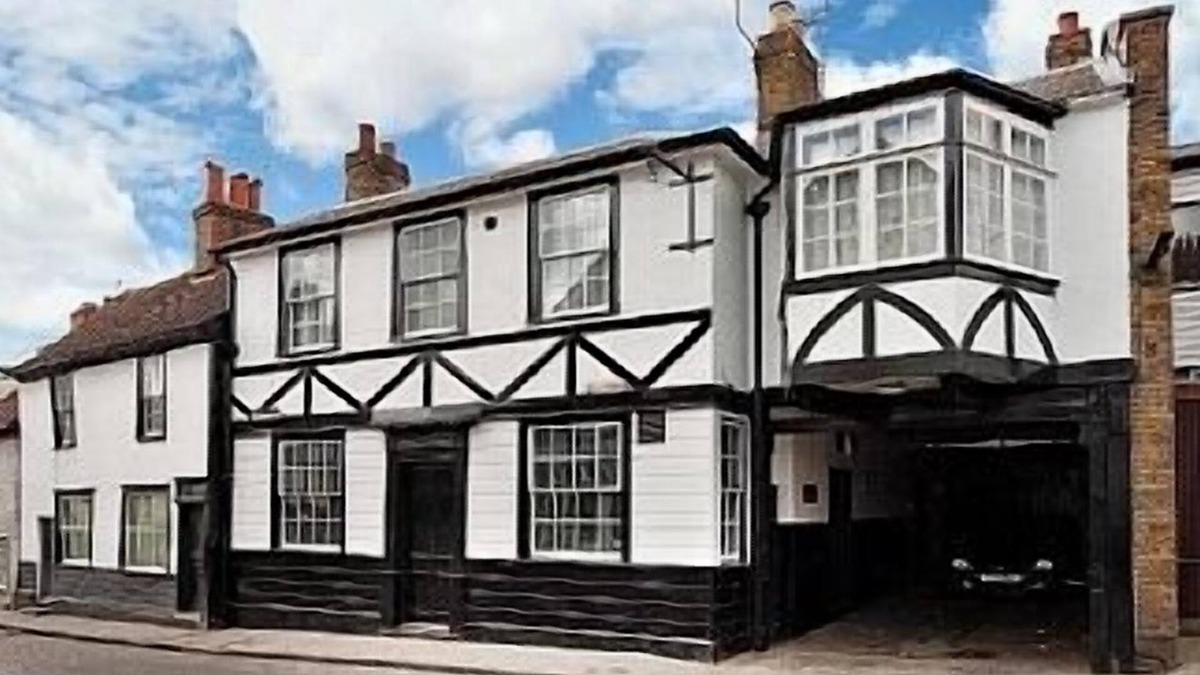 Chipping Ongar House | Hire your own pub exclusively for 12 guests in the ultimate luxury lock in!