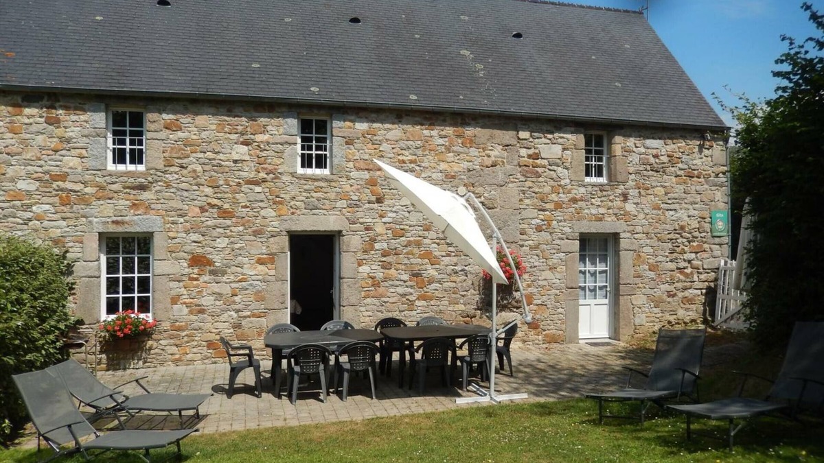 Saint-Christophe-du-Foc Cottage | Historic house with fireplace and private garden near Cherbourg