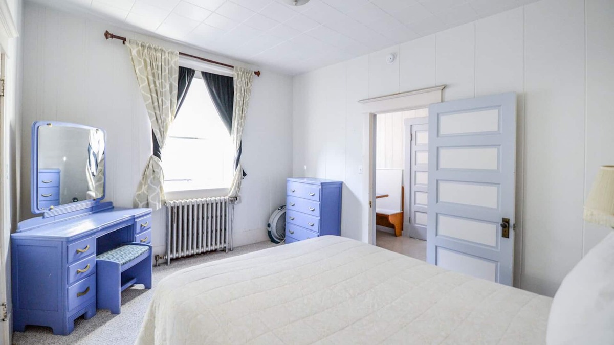 Seward Apartment | Historic 1 Bedroom Apartment Downtown Near Shopping Restaurants & SeaLife Center