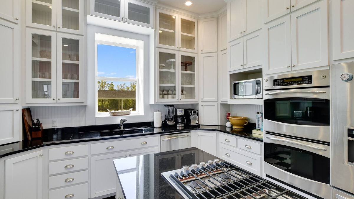 Elgin House | Historic 120 Year-Old Mansion with Pool, Hot Tub, Arcade, Pickleball, and More!