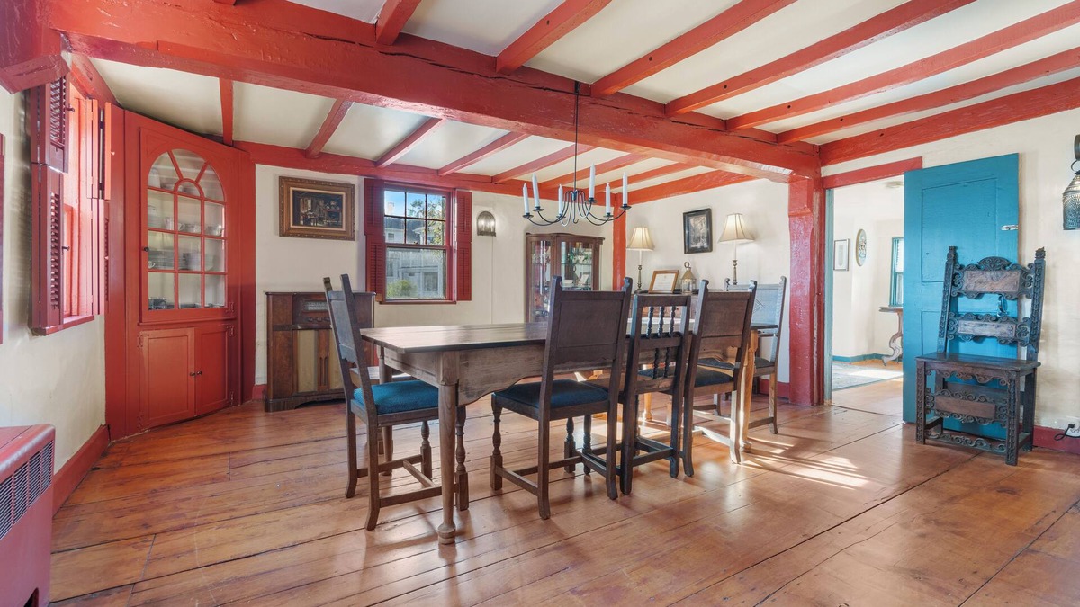 Beverly House | Historic 1686 Home Near Downtown l 5BR Retreat