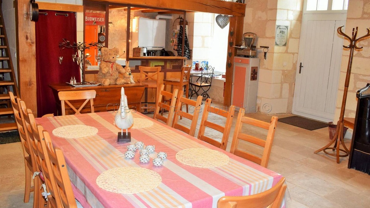 Loches Cottage | Historic 16th Century City Cottage with Modern Amenities, Near Indre à Vélo, Pet-Friendly