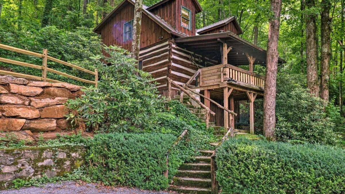 Balsam Cabin | Historic 1850s Log Cabin: Enjoy the holiday season in the Smokies. ❄️☃️❄️