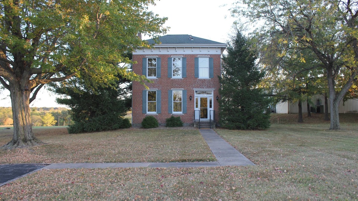Canton House | Historic 1870 Brick Farm House - Near Culver Stockton College