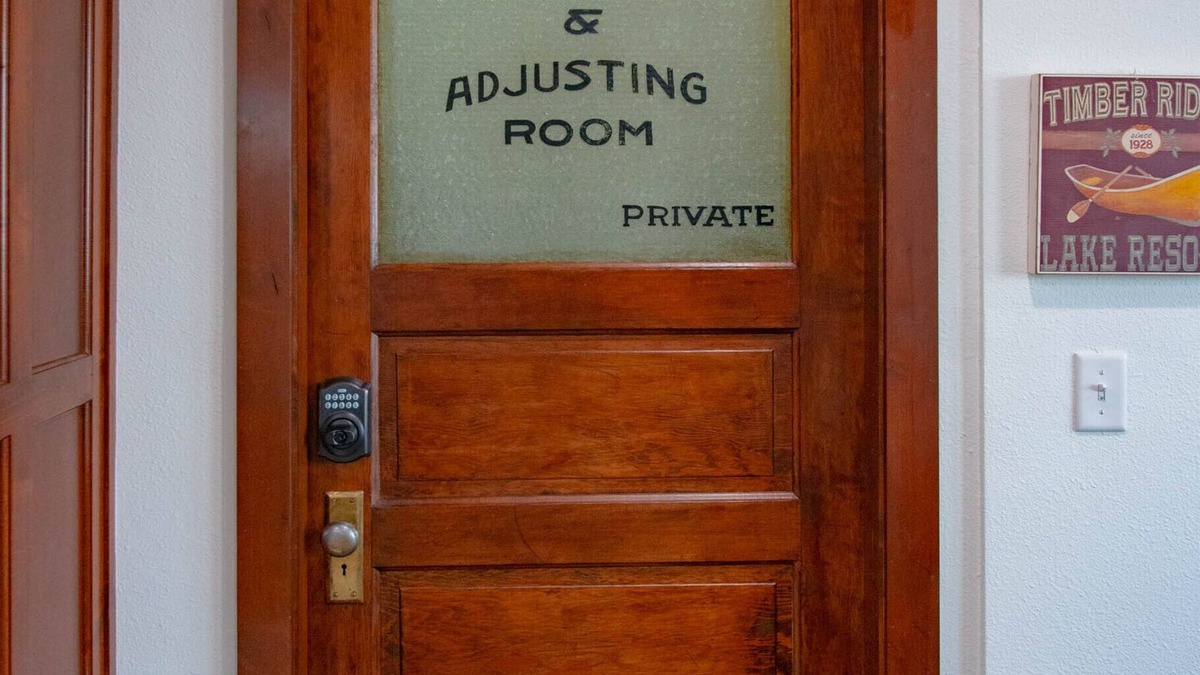 Rexburg Apartment | HISTORIC 1890s Rexburg Loft - 2 Q, 1 K Laundry, 2 blocks to BYUI, Clean & Fun!